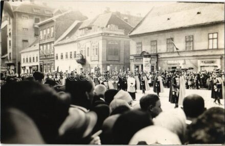 1927 Budapest, Szent István Ünnep augusztus 20-án, felvonulás az utcán, fehérnemű tisztító és tejüzem. photo (Rb)
