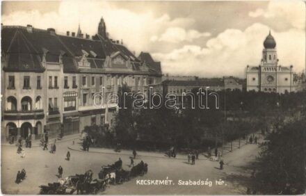 Kecskemét, Szabadság tér, Kerskedelmi Iparhitelintézet és Népbank, zsinagóga, Barta Zsigmond, Réthey Gyula, Kellermann J., Szél Nándor üzlete, Tóth István gyógyszertára, lovaskocsik