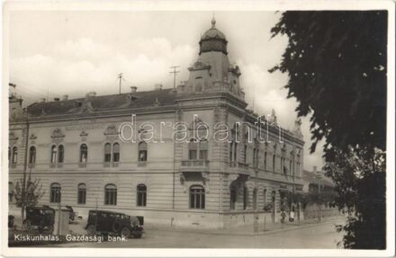 Kiskunhalas, Gazdasági bank, automobilok, Kiss László üzlete. Hurt A. Ferencné kiadása