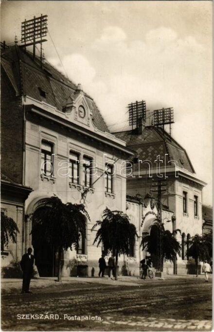 Szekszárd, Postapalota, M. kir. posta és távírda hivatal, kerékpáros. Weisz Andor kiadása