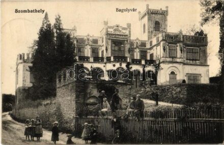 1913 Szombathely, Bagolyvár, kastély, gyerekek mezítláb a fakerítésen ülnek, 'Isten áldd meg a magyart' felirat