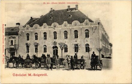Máramarossziget, Sighetu Marmatiei; M. kir. állami felsőbb leányiskola, lovasfogatok, magyar címer. Kaufman Ábrahám kiadása / girls school, horse-drawn carriages, Hungarian coat of arms
