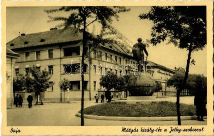 Baja, Mátyás király tér, Jelky András szobor, rendőr