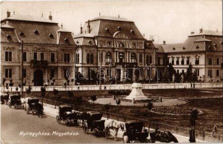 Nyíregyháza, Megyeháza, lovaskocsik, konflisok, Bessenyei György szobor. Fábián Pál kiadása