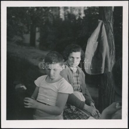 1938 Kinszki Imre (1901-1945) budapesti fotóművész hagyatékából, jelzés nélküli vintage fotó, a szerző által datálva (Piknik), 6,2x6,5 cm
