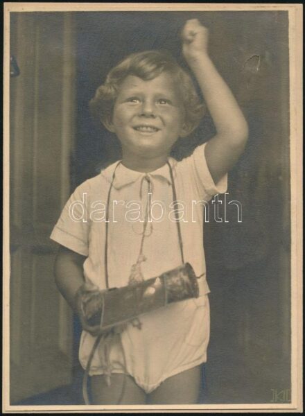 cca 1932 Kinszki Imre (1901-1945) budapesti fotóművész hagyatékából, jelzés nélküli vintage fotó (Kinszki Gáborka), a kép felületén szakadás, kasírozva, 24x18 cm