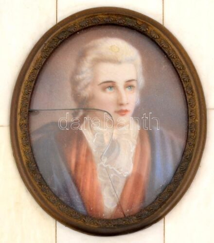 XIX. sz.: Jelzés nélkül: Miniatúra. akvarell, karton. 4x5 cm. csont és réz keretben 9x8 cm / Miniature portrait of a man from the XIX. century. Watercolour on cardboard, framed., 9x8 cm.