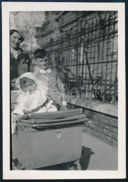 1935 Kinszki Imre (1901-1945) budapesti fotóművész hagyatékából, jelzés nélküli, de a szerző által datált, vintage fotó (a Kinszki család), 6,2x4,3 cm