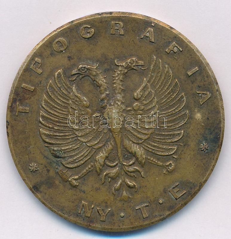 DN 'TIPOGRÁFIA NY T C' Br labdarúgó sportérem (38mm) T:2- - Image 2