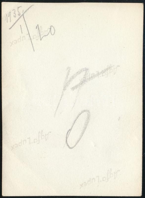 1935 Kinszki Imre (1901-1945) budapesti fotóművész hagyatékából, jelzés nélküli, vintage fotó (Kinszki Gáborka), 8,2x6 cm - Image 2