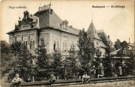 Budapest XII. Svábhegy, Nagy szálloda, gyógyszertár, síneken ülő gyerekek