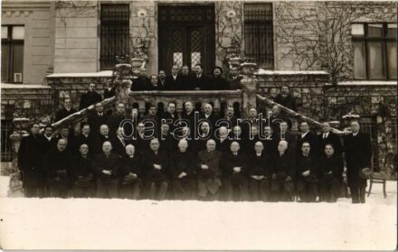 Budapest II. Manréza lelkigyakorlatos ház, tanári kar csoportképe télen. Labanc utca 57. Hável fotószalon, photo