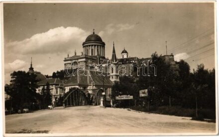 Esztergom, utca, Bazilika, híd, templom, Árpád Kert vendéglő és strandfürdő táblák, utcai árusok. photo