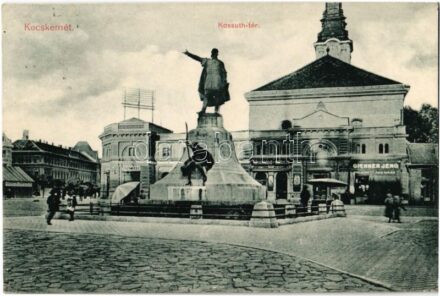 1912 Kecskemét, Kossuth tér és szobor, templom, Fuchs Samu és Gichner Jenő üzlete, csokoládé és cukorkabolt, utcai árus. Komor Gyula kiadása