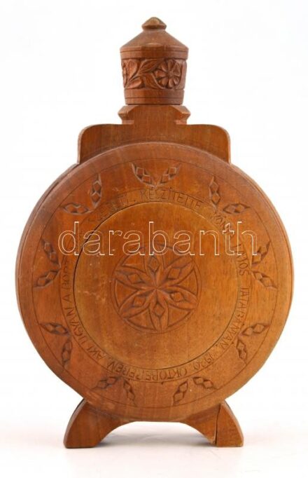Faragott fa kulacs, felirattal. 31 cm