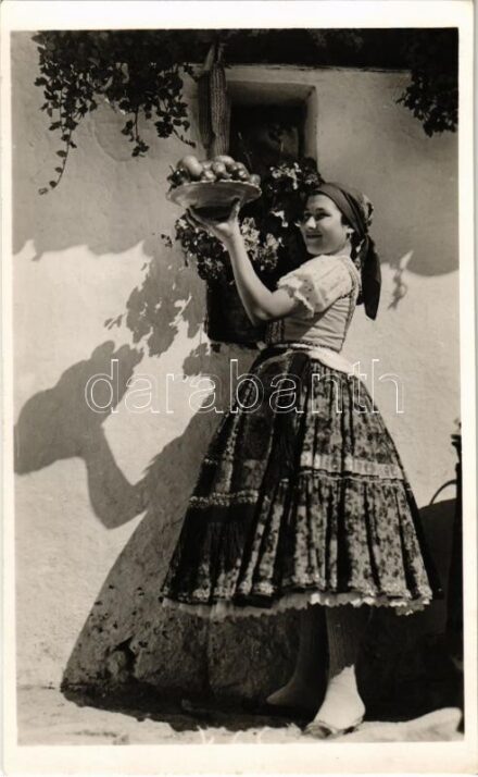 Lány gyümölcskínáló tállal. Sárközi népviselet, magyar folklór / Hungarian folklore, traditional costume