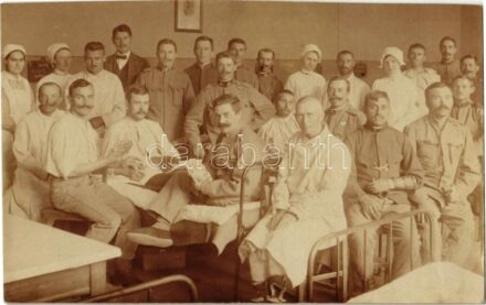 Kártyaparti egy tábori kórházban, sérült katonák, ápolók és vöröskeresztes nővérek, belső / WWI Austro-Hungarian K.u.K. military, injured soldiers playing card games at a field hospital, medics, Red Cross nurses, interior. photo