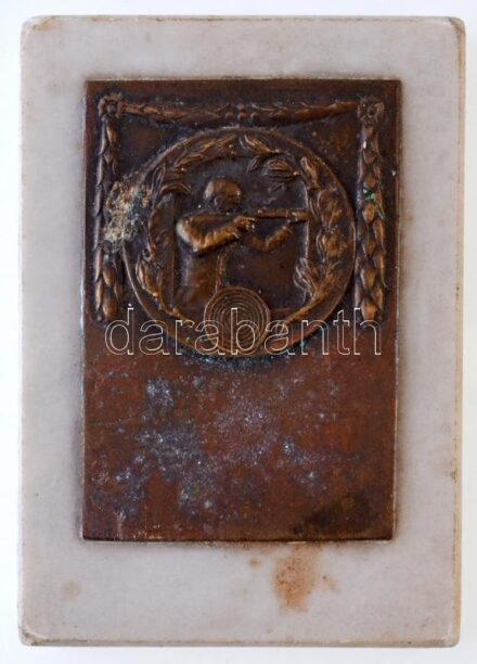 DN 'Lövészet' Br sportplakett (42x61mm) fehér márványlapon (61x85x10mm) T:2- korrózió
