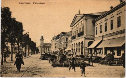 Debrecen, Városháza, utca, mezítlábas gyerekek, Tóth Kályha és vasbútor raktára, Csillag Arthur üzlete. Vasúti Levelezőlapárusítás 3.sz. - 1918.