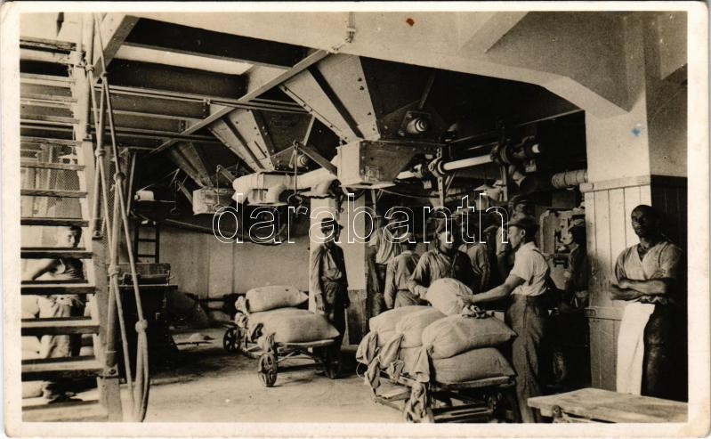 Aknaszlatina, Slatinské Doly, Szolotvino, Solotvyno (Máramaros); sómalom, belső, munkások zsákolás közben / salt mill, workers, interior