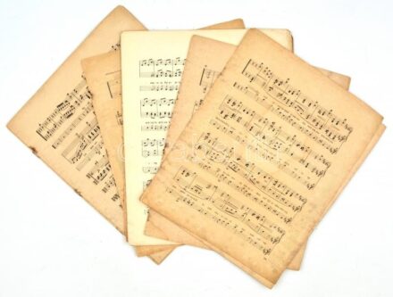 Vegyes hiányos kotta tétel: Egy tuti Pudakészi bürger vagyok én..., Hódító női szem!, Babám ha szeretsz, Őszi szomorú világ, Hol vagy óh szép szerelem, Megvert engem..., viseltes állapotban