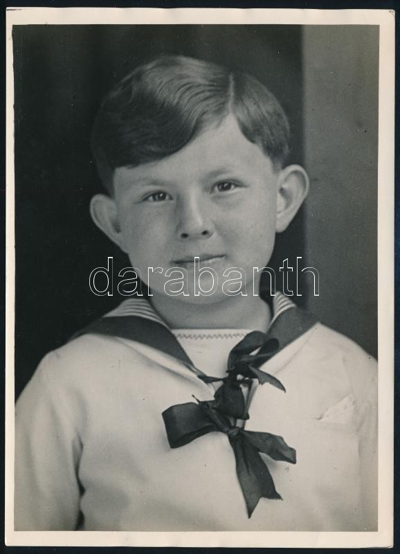 cca 1934 Kinszki Imre (1901-1945) budapesti fotóművész hagyatékából, pecséttel jelzett, a szerző által feliratozott, vintage fotó (Kinszki Gáborka hat és fél éves), 18x13 cm