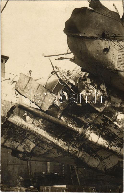 1916 Fiume, Rijeka; SMS Csepel osztrák-magyar Tátra osztályú romboló ronccsá sérülve a szárazdokkban miután San Remotól délre a BERNOULLI francia tengeralattjáró megtorpedózta, matróz a roncs tetején / K.u.K. Kriegsmarine, damaged