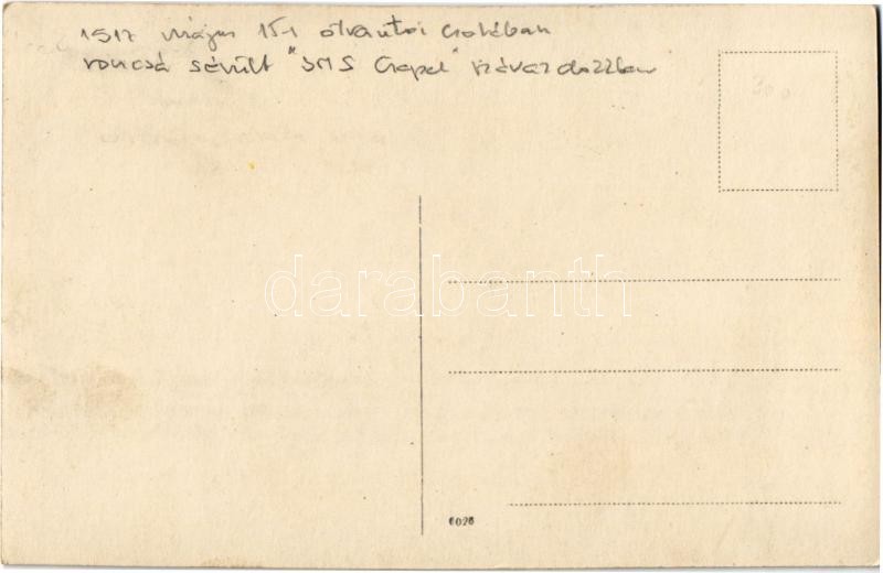 1916 Fiume, Rijeka; SMS Csepel osztrák-magyar Tátra osztályú romboló ronccsá sérülve a szárazdokkban miután San Remotól délre a BERNOULLI francia tengeralattjáró megtorpedózta, matróz a roncs tetején / K.u.K. Kriegsmarine, damaged - Image 2