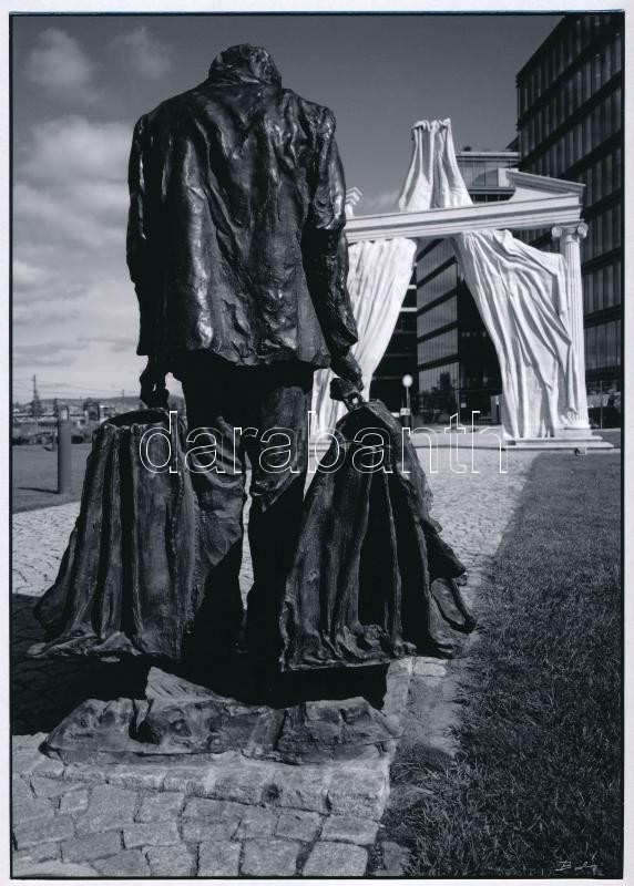 Balás István (1945- ): Ügynök, művészi fotóprint, jelzett a fotón, 25×18 cm