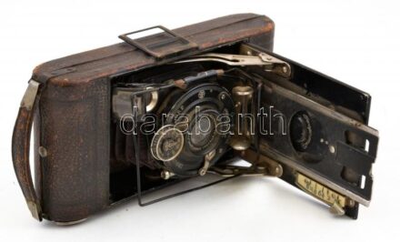Voigtländer IBSOR fényképezőgép Anastigmat 'Voigtar' 1:6,3, F=10,5 cm objektívvel, 6x9 cm filmformátumhoz, kopott, a hátán sérült, 17x8x3,5 cm