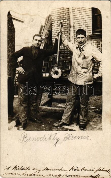 1915 Budapest VIII. Csőszerelők menetet vágnak. Víg utca 24. photo