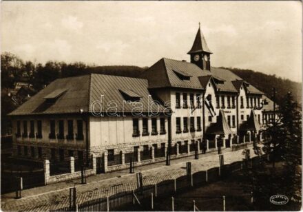 Salgótarján, Társulati népiskola, magyar zászló. Rimamurány-Salgótarjáni Vasmű Rt. Csiky Foto