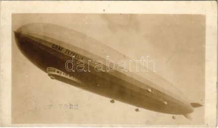 Graf Zeppelin D-LZ127 über New York / Zeppelin LZ 127 airship over New York. photo (fl)
