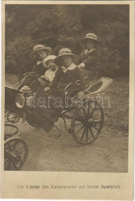 IV. Károly és Zita gyermekei a monarchia hadihajóinak neveivel jelzett kalapokban / Die Kinder des Kaiserpaares auf ihrem Spielplatz / Children of Charles I of Austria and Zita in hats with the names of K.u.K. Kriegsmarine battleships. Phot. Br.