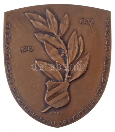 Zombori Kiss István (1902-1953) 1937. 'Magyar Általános Hitelbank Tisztviselőinek Sportegylete 1912-1937' Br plakett eredeti tokban (70x60mm) T:2