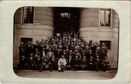 1914 Budapest XII. Tanítóképző főiskola. Mozdony utca 40. (ma Kiss János altábornagy utca), csoportkép, 'Tűzjelző állomás: itt lehet tüzet jelenteni' tábla. photo + 'VISÓOROSZI POSTAI ÜGYN'