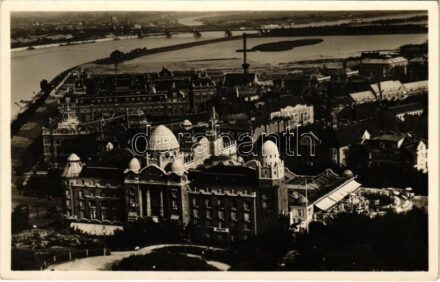 Budapest XI. Szent Gellért gyógyfürdő és szálló, háttérben a Lágymányosi tó