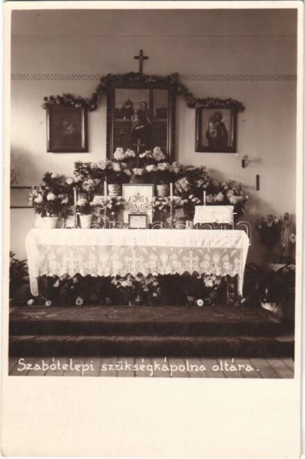 Budapest XX. Pestszenterzsébet, Pesterzsébet, Erzsébetfalva; Szabótelepi szükségkápolna oltára (Mártírok utcában egy családi házból kialakított orvosi rendelőként használták), belső. Fehér Fotó, photo