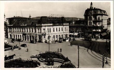 Nagyvárad, Oradea; Bémer tér, villamos, Általános Hitelbank, drogéria, sorsjegyáruda, Fazekas úri szabó és Vadas üzlete, automobilok, katonák a téren / square with tram, shops, bank, drogerie, automobiles, soldiers