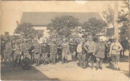 1918 Az őszirózsás forradalom idején készült kép. A katonák a Monarchia egyenruhájában, új sapkarózsával / WWI soldiers in Austro-Hungarian uniform, wearing aster flowers and new cap buttons during the Aster Revolution. photo (EK)