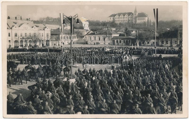 1938 Léva, Levice; bevonulás, tábori mise a Kossuth téren, Knapp Dávid üzlete és Szenessy vendéglő. Hátoldalon magyar szalag / entry of the Hungarian troops, camp mass on the square, restaurant, shop. Hungarian ribbon on the backside +