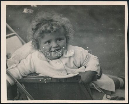 1935 Verőce feliratú, datált vintage fotó (Kinszki Juditkáról) Kinszki Imre (1901-1945) budapesti fotóművész hagyatékából, 13x16 cm