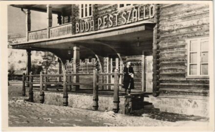 Kőrösmező, Yasinia, Yasinya, Jassinja, Jasina (Máramaros); 'Budapest' üdülő és turistaszálló, a szálló bejárata télen. Székesfővárosi Alkalmazottak Segítőalapja. Erődi felvétele / holiday resort, tourist hotel, entrance in