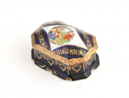 Alt Wien dobozka. Matricás, jelzett, minimális kopásokkal. 12,5x9x7 cm