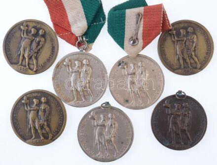 Sződy Szilárd (1878-1939) 1925. 'Főiskolai Bajnokságok Budapest 1930' ezüstözött Br és Br díjérem gravírozva, 'Ludvig' gyártói jelzéssel (42mm) (4xklf, 2db mellszalagon, 2db mellszalag nélkül) + 1925. 'Főiskolai Bajnokságok