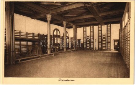 Budapest I. Ferenc József nevelőintézet és gimnázium, tornaterem, belső. Goszleth udvari fényképész felvétele. Ilona utca 2-4. (Szabó Ilonka utca) (képeslapfüzetből / from postcard booklet)