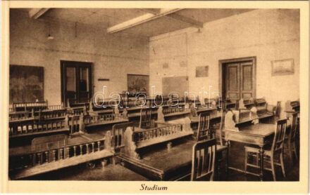 Budapest I. Ferenc József nevelőintézet és gimnázium, studium, belső. Goszleth udvari fényképész felvétele. Ilona utca 2-4. (Szabó Ilonka utca) (képeslapfüzetből / from postcard booklet)