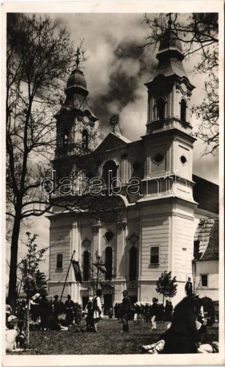 1942 Csíksomlyó, Sumuleu Ciuc; kegytemplom, búcsú. Csíkország visszatért. Andory Aladics Zoltán mérnök felvétele / church, Catholic festival