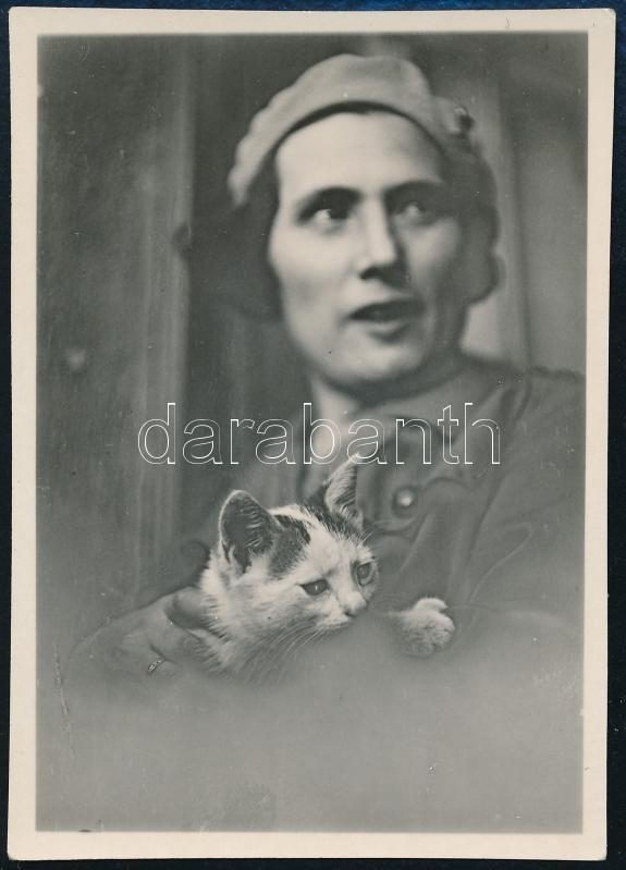 cca 1936 Kinszki Imre (1901-1945) budapesti fotóművész hagyatékából, pecséttel jelzett, vintage fotó (Biztonságban), 8,7x6,1 cm