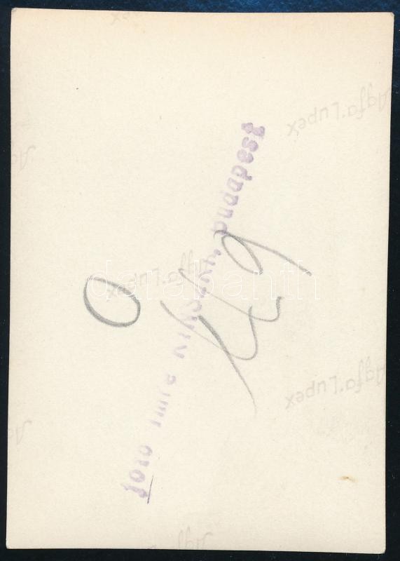 cca 1936 Kinszki Imre (1901-1945) budapesti fotóművész hagyatékából, pecséttel jelzett, vintage fotó (Biztonságban), 8,7x6,1 cm - Image 2